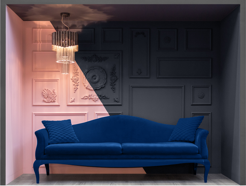 Description de l’image: Ambiance de séjour avec canapé bleu foncé, l’une des tendances de décoration pour 2021.