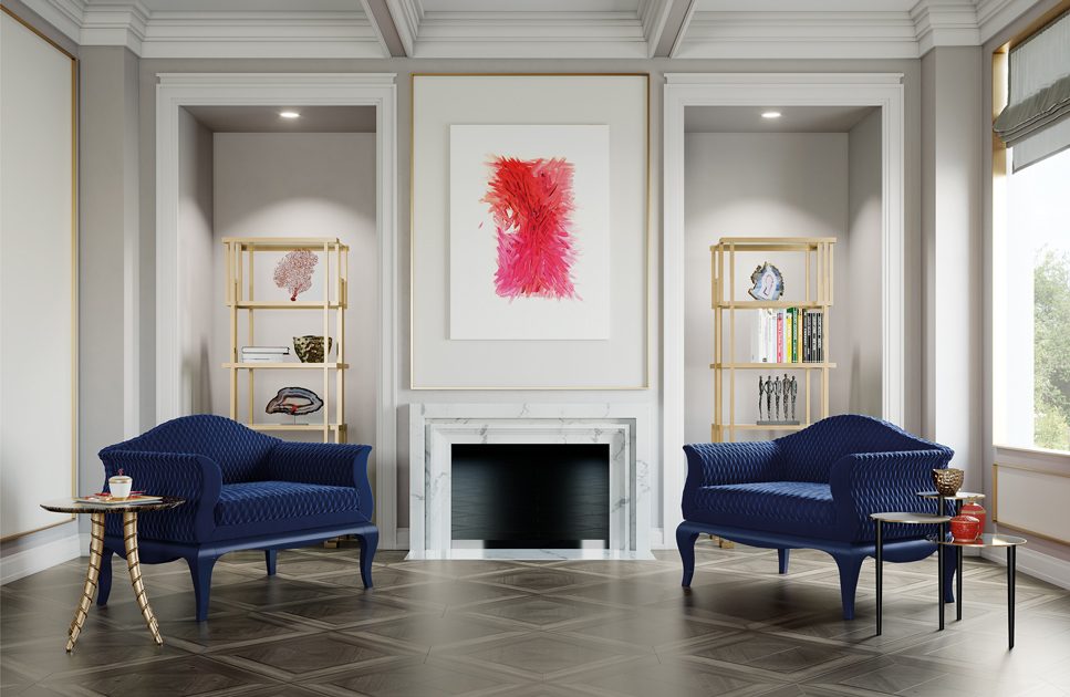 Description de l’image: Ambiance de séjour avec fauteuil en bleu foncé, l’une des tendances de décoration pour 2021.