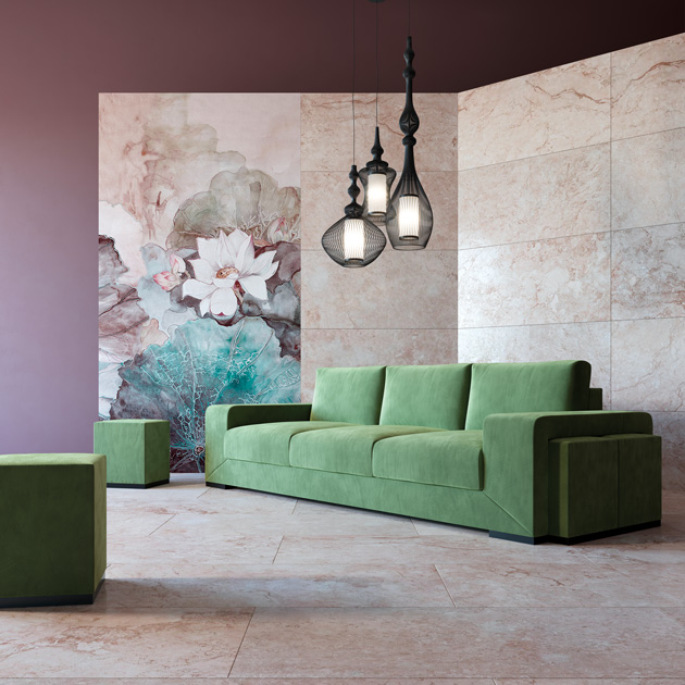 Descrição da Imagem: Decoração de primavera de sala de estar com papel de parede floral e sofá Shape&Form.