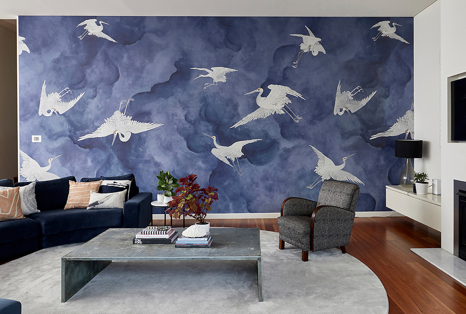 Descrição da imagem: sala de estar por Mi Designer Styling com papel de parede Flight de Phillip Jeffries