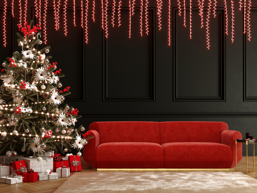 Description de l’image: décorer un sapin de Noël dans un salon à séjour dans les couleurs classiques, le rouge et le vert.