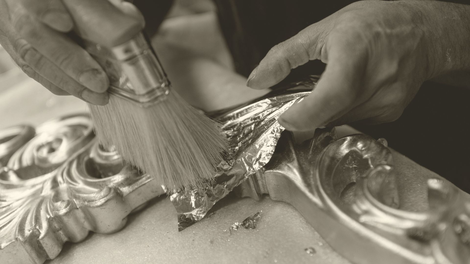 Close-up de talha do mobiliário Jetclass mostrando folha de ouro, trabalho manual e material premium. 